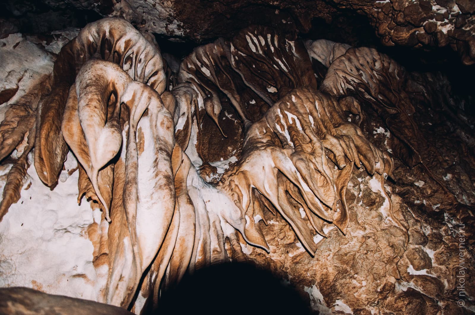 Причудливые образования на сводах пещеры. Будто застывшая густая жижа, стекала по стенам