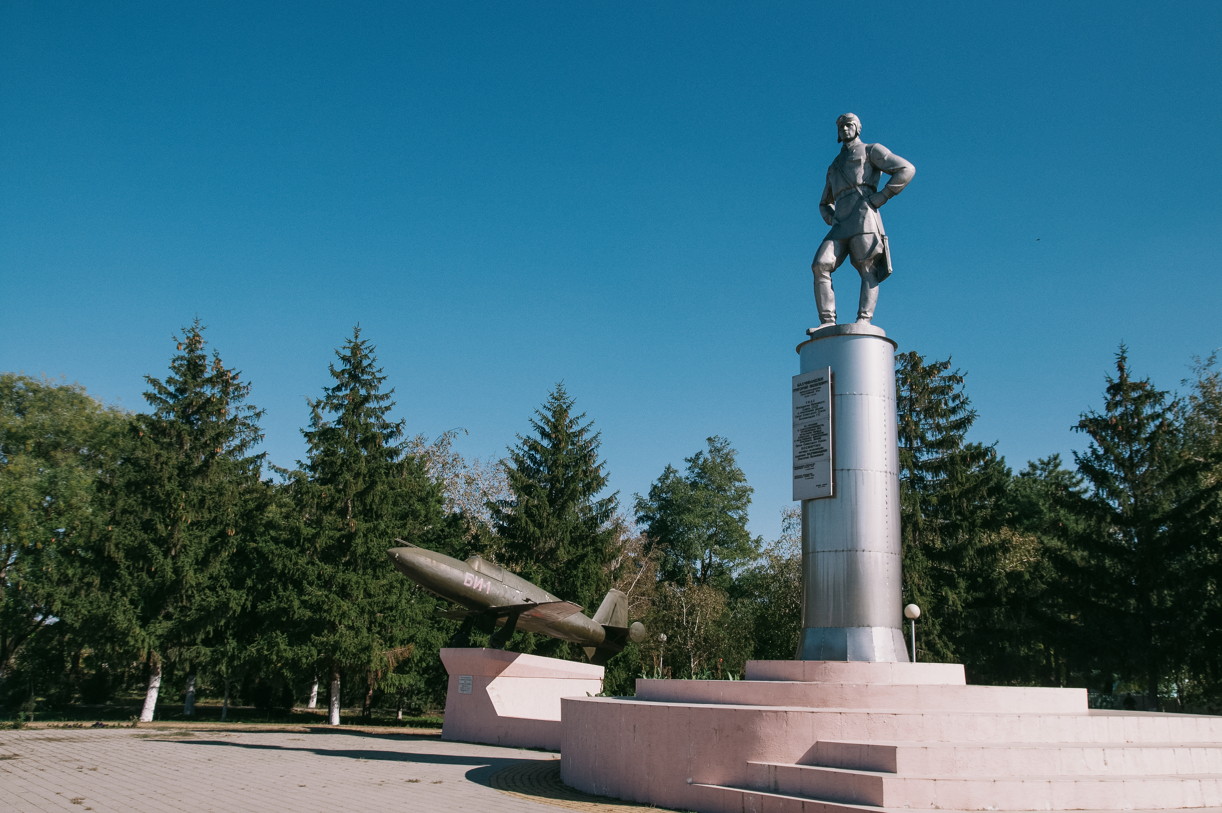 Памятник Григорию Бахчиванджи и макет самолёта БИ-1