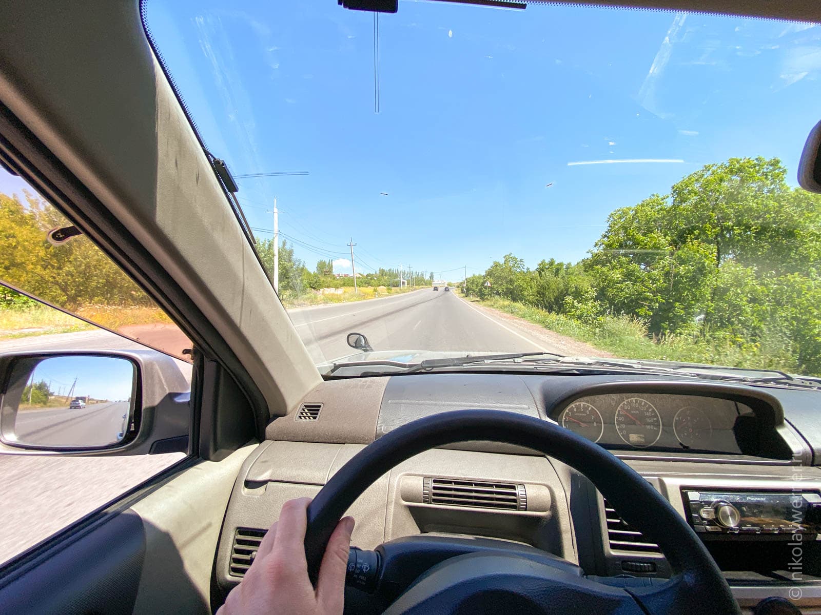 Фотография от первого лица из-за руля автомобиля