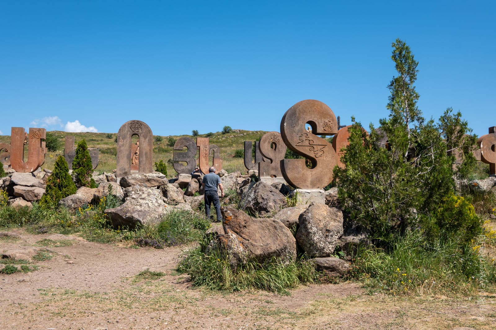 Памятник армянскому алфавиту в Арташаване, Армения
