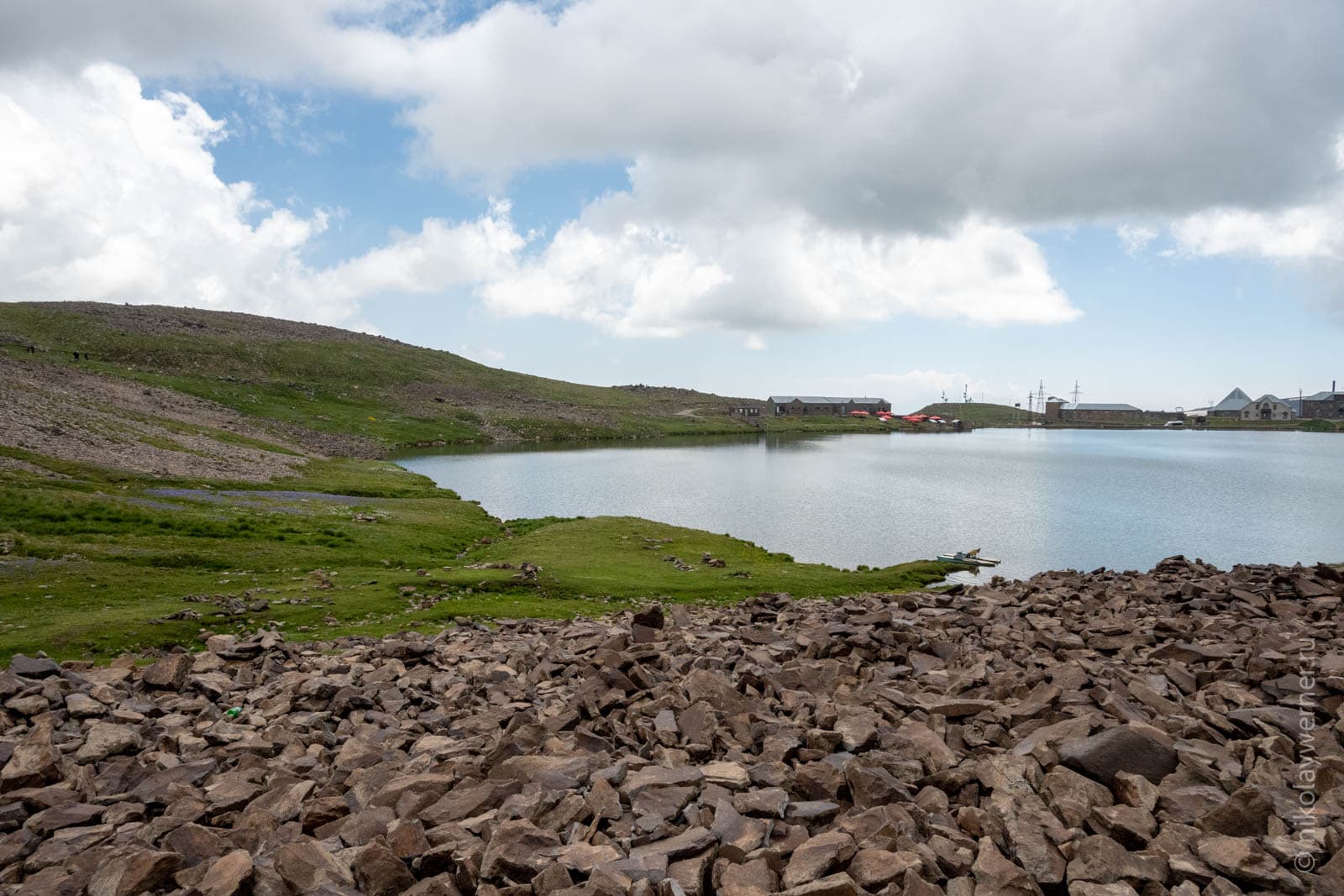Вид на озеро Кари с севера