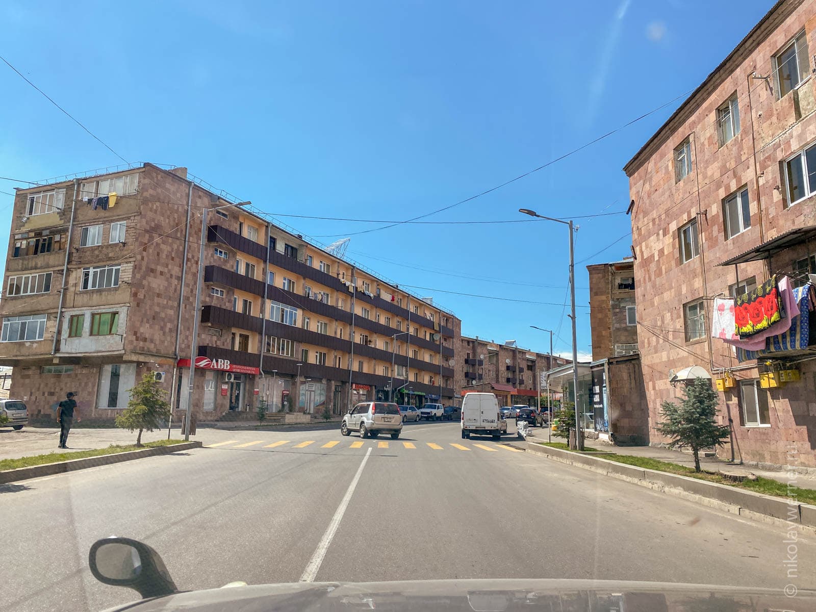 Отделанные розовым туфом пятиэтажки на улицах Апарана