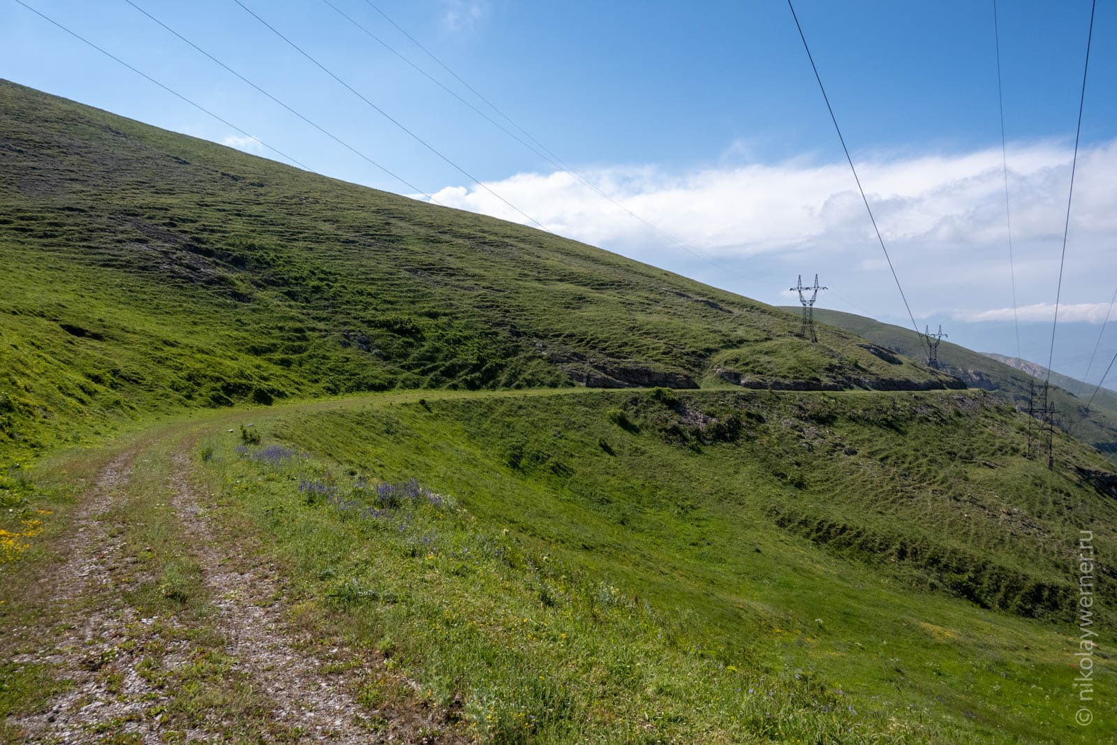 Начало спуска со Спитакского перевала на север