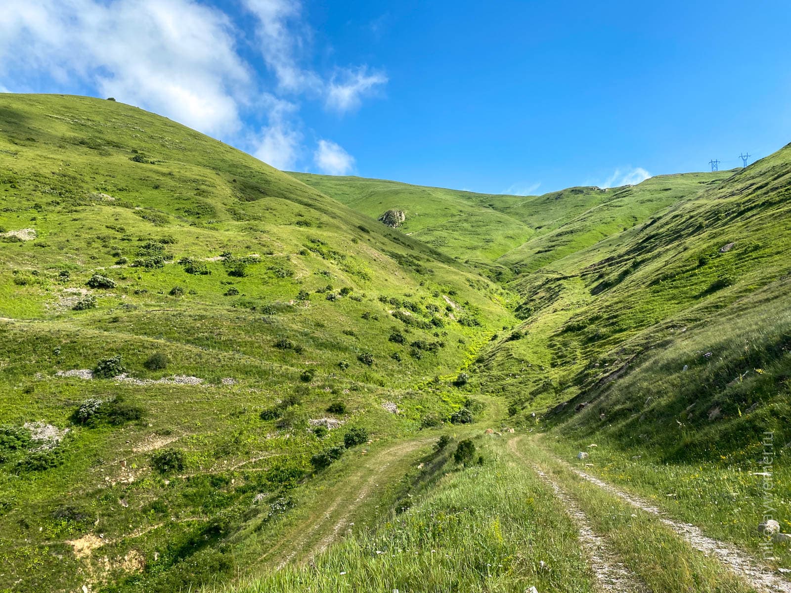 Северные подходы к Спитакскому перевалу. Дорога, петляющая по крутым зеленым склонам