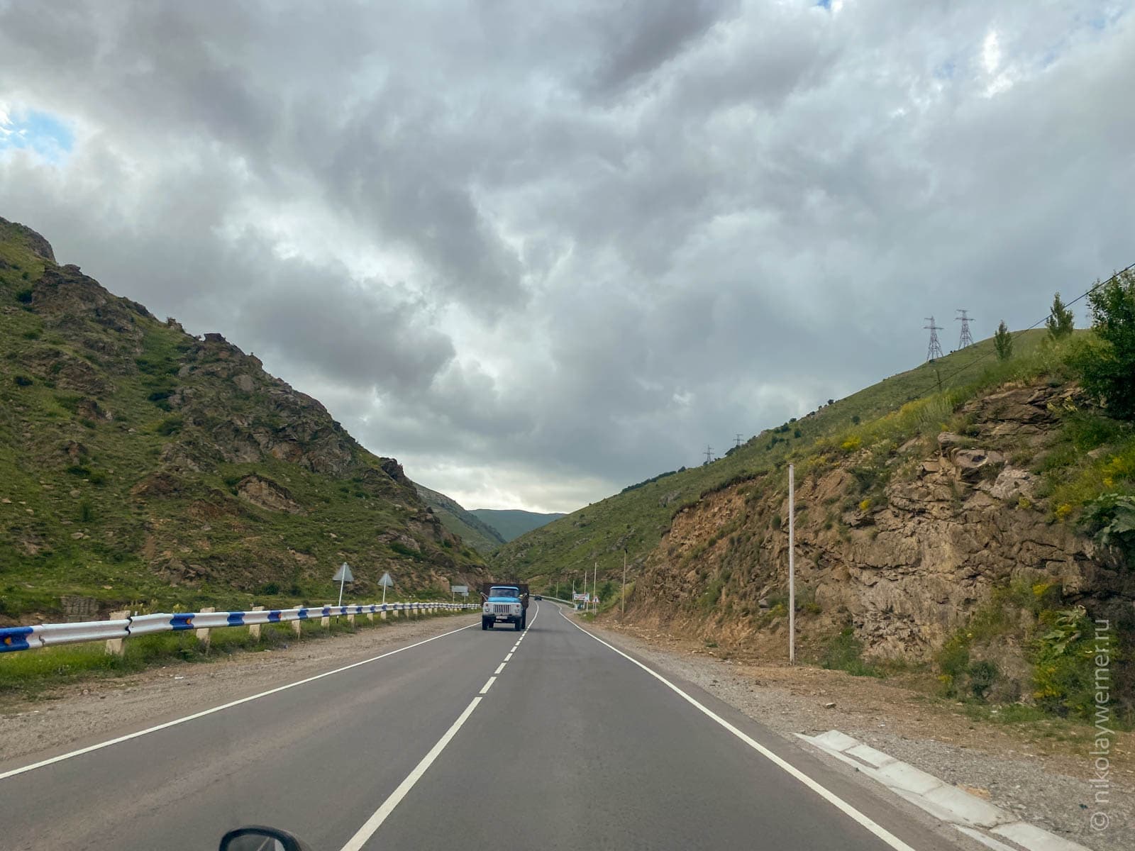 На подъезде к южным склонам Базумского хребта со стороны Ванадзора