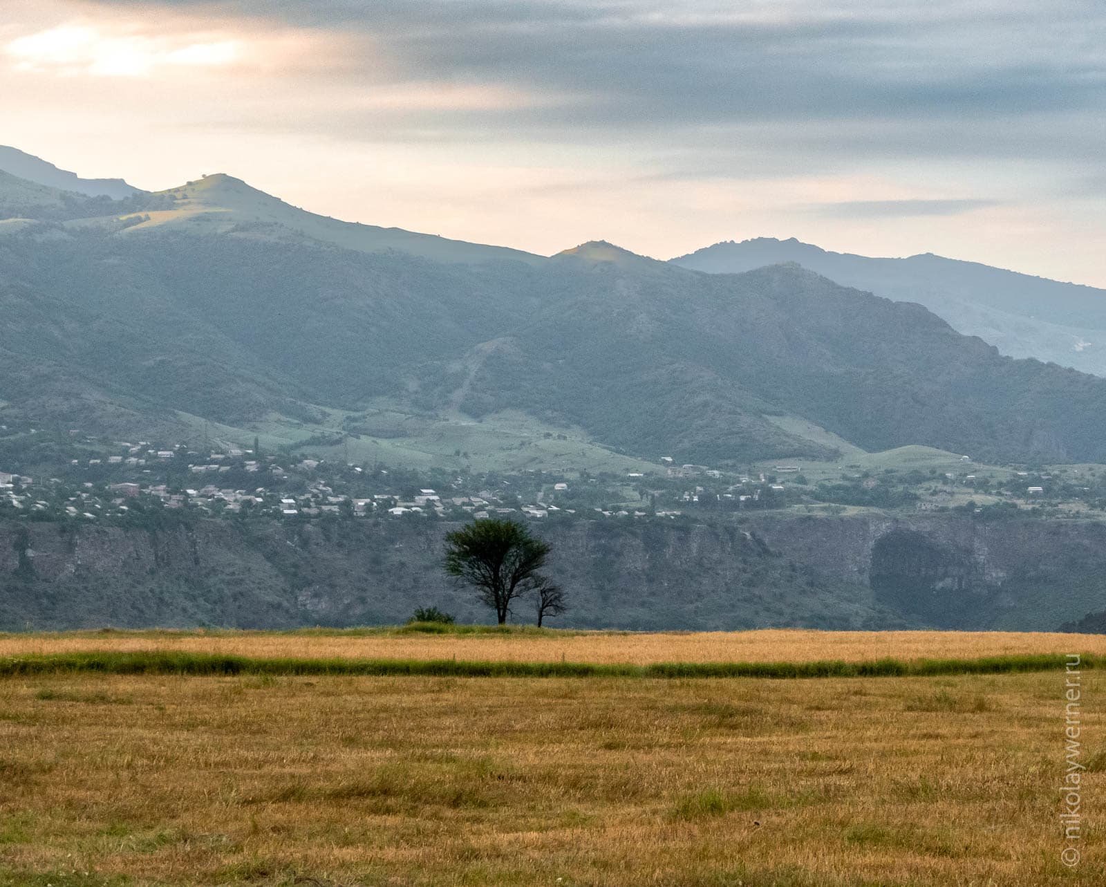 Поле у края каньона реки Дебеда